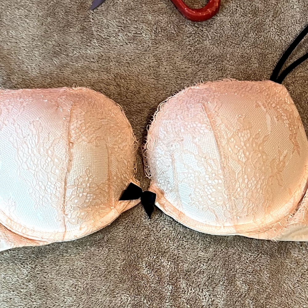 Victoria's Secret Very Sexy Push Up Bra size 32 DD w/ peach lace nude color inla